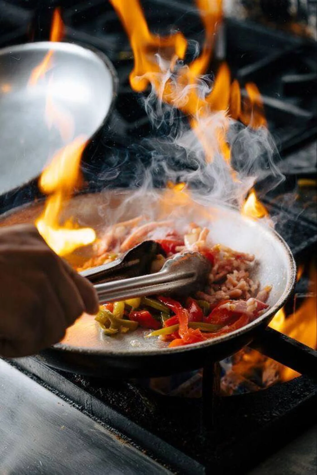 Bánh đa cua cô bông với nguyên liệu riêu cua và bánh đa đỏ