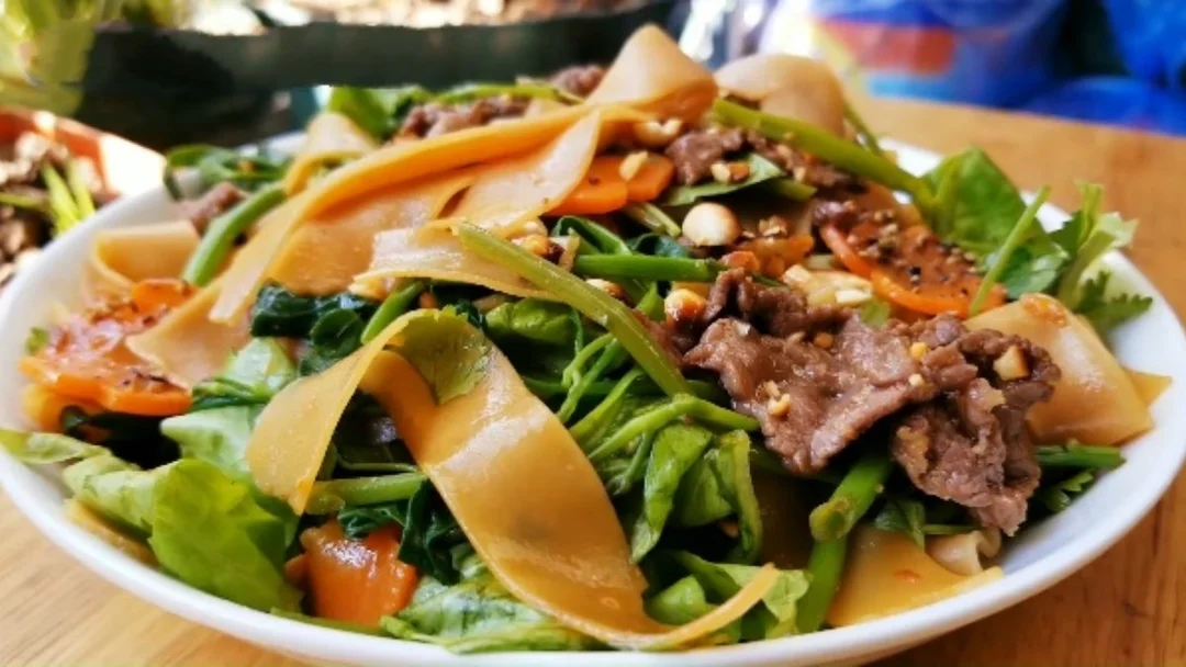 bánh đa cua trộn với nước trộn chua ngọt