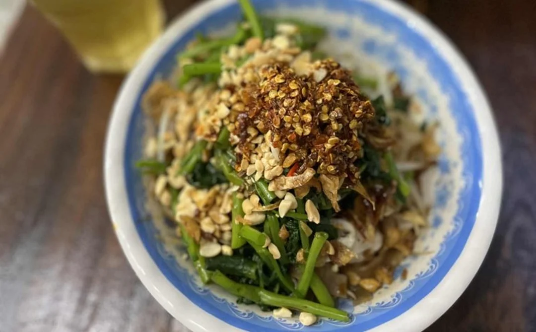 bánh đa cua trộn với rau muống chần giòn