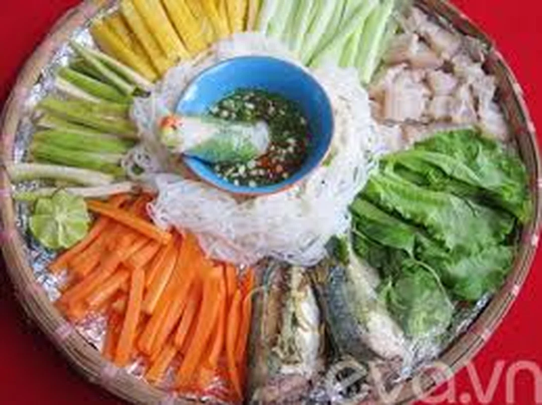 Bánh đa cuốn cá với bánh đa vừng đen, cá hấp và rau sống