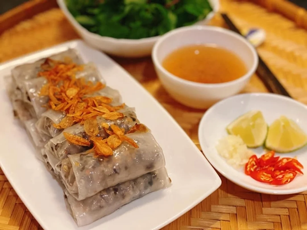 Bánh đa cuốn đang được chuẩn bị nhân và vỏ trên khay