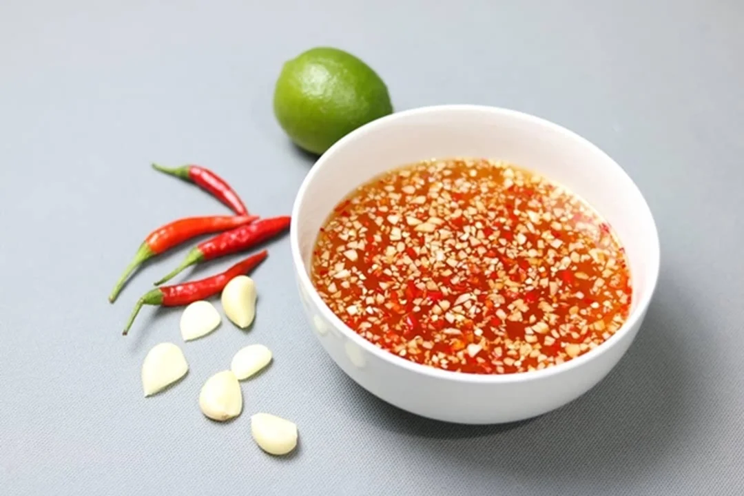 Bánh đa cuốn hoàn thiện ăn kèm nước chấm và hành phi