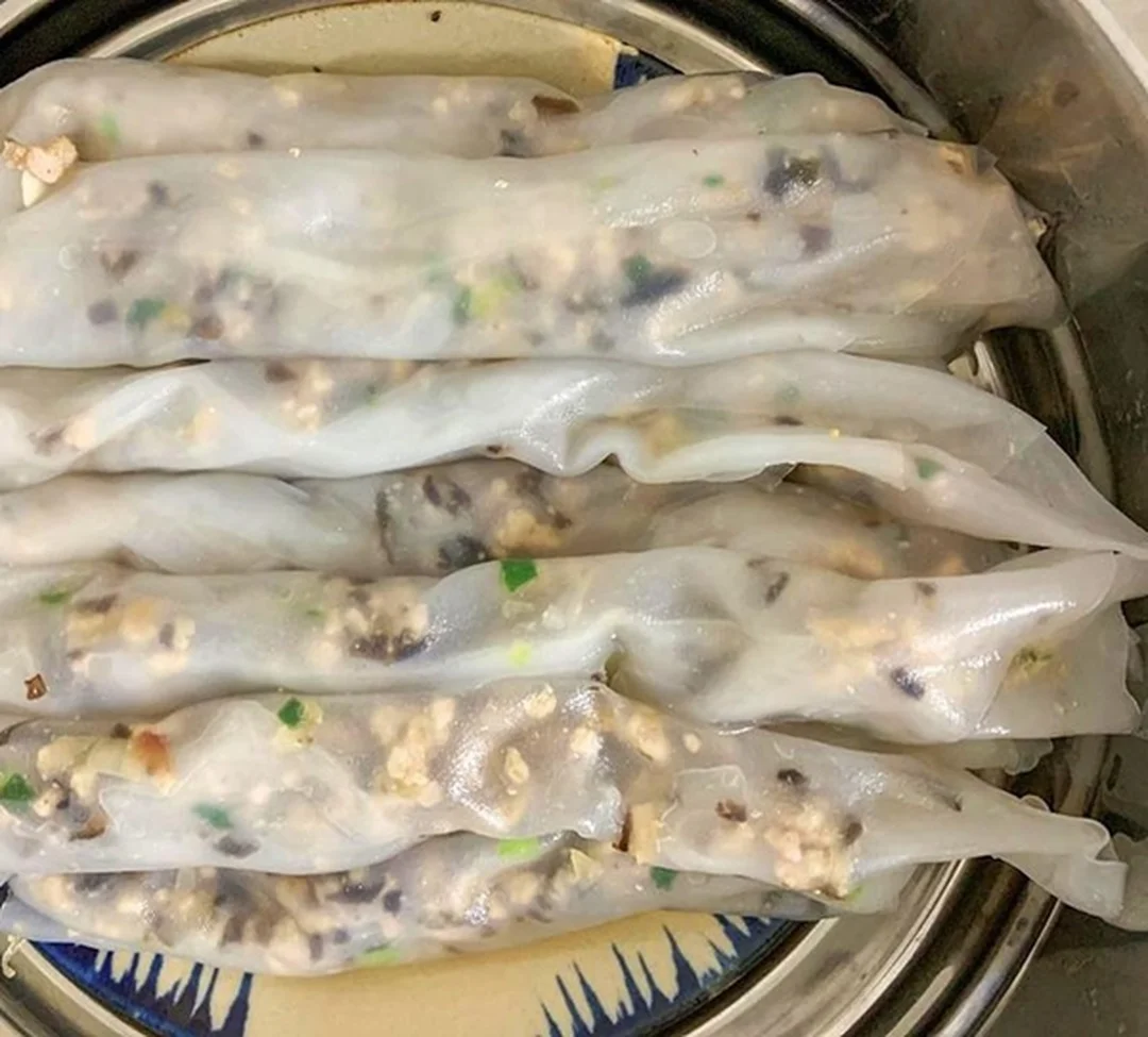 Bánh đa cuốn sau khi hấp với bề mặt mềm, mượt và rắc hành phi