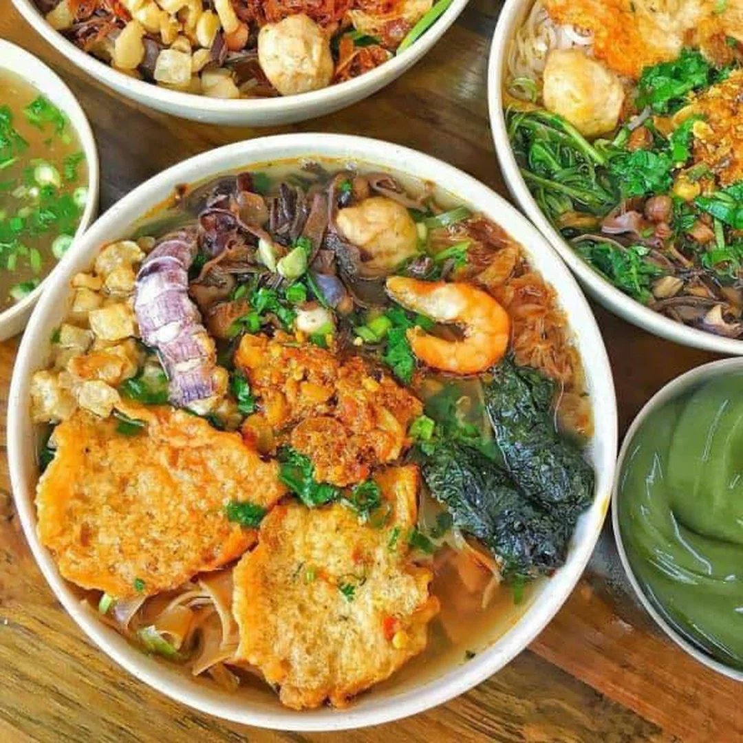 Bánh đa đỏ dùng trong bát bánh đa cua với nhiều topping đặc trưng Hải Phòng