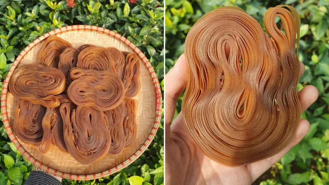 Bánh đa đỏ khô đóng gói để tiện mang đi xa và dùng dần