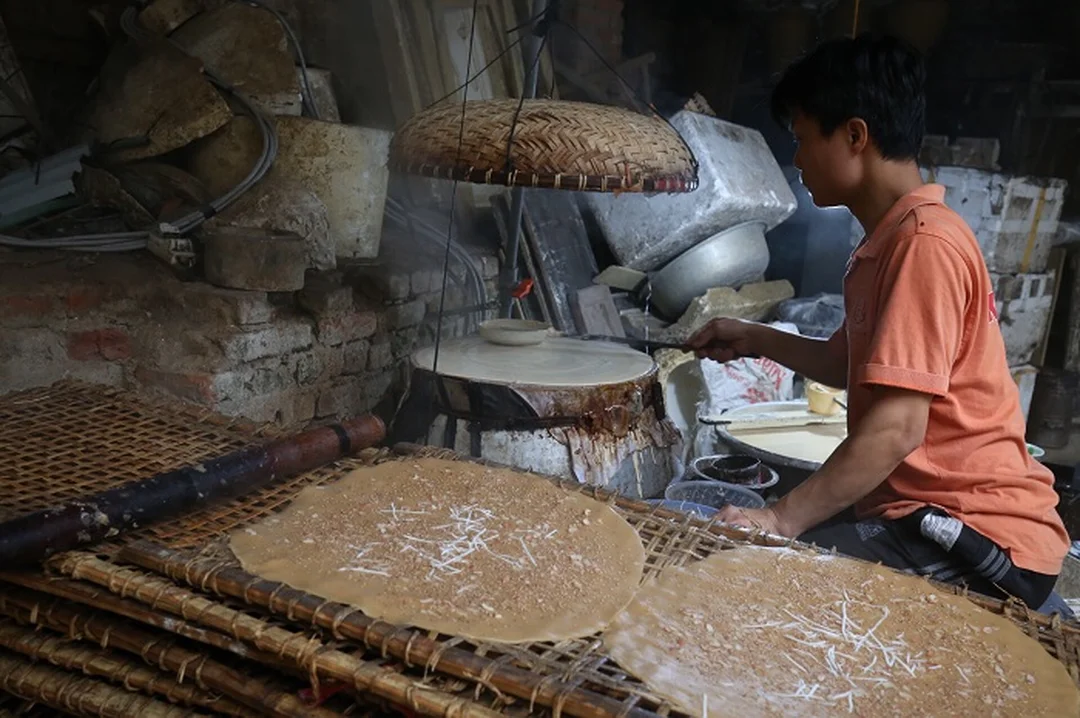 bánh đa kế bắc giang nướng trên than hoa truyền thống