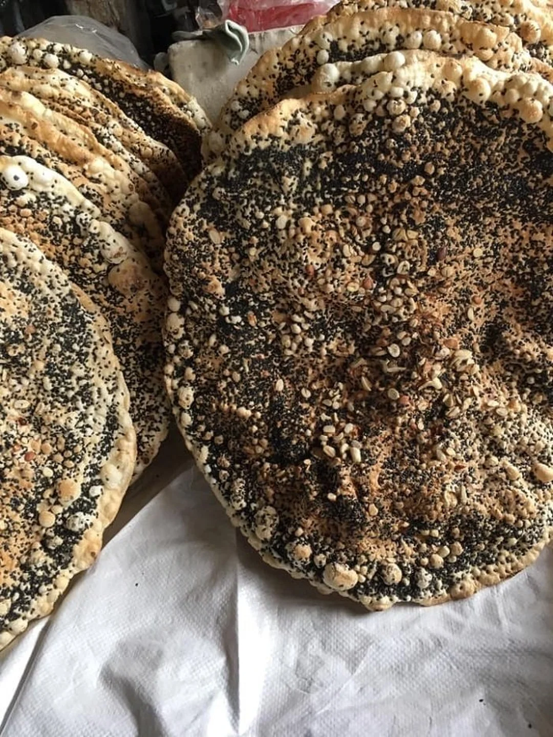 bánh đa kế bắc giang phủ lạc vừng trên bề mặt