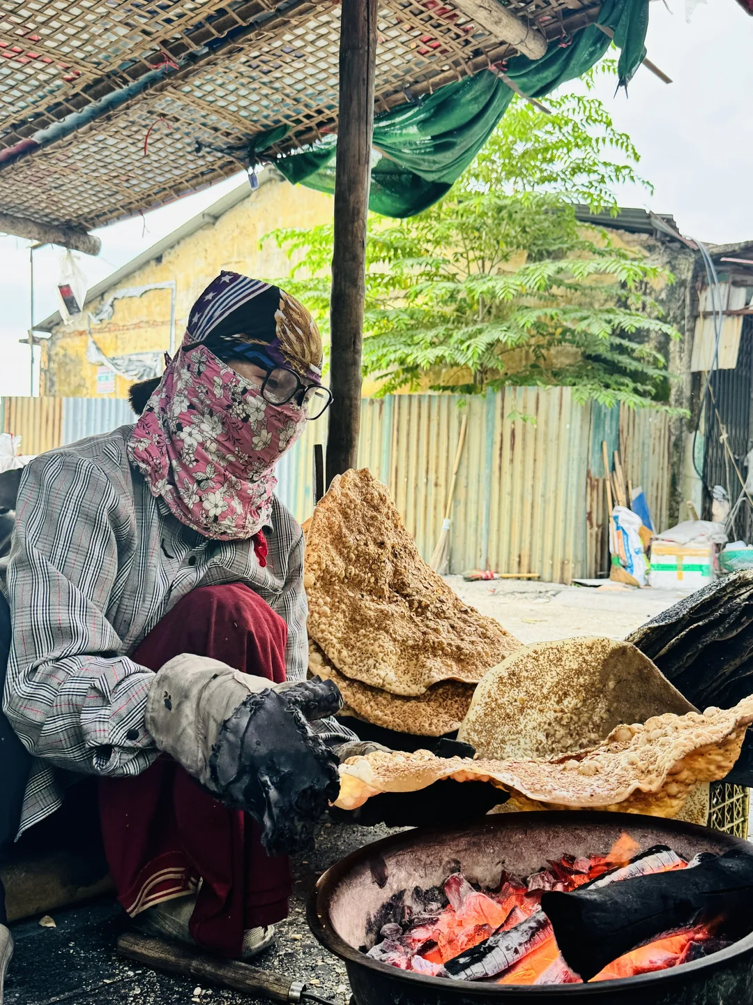 bánh đa kế bắc giang tại gian hàng đặc sản địa phương