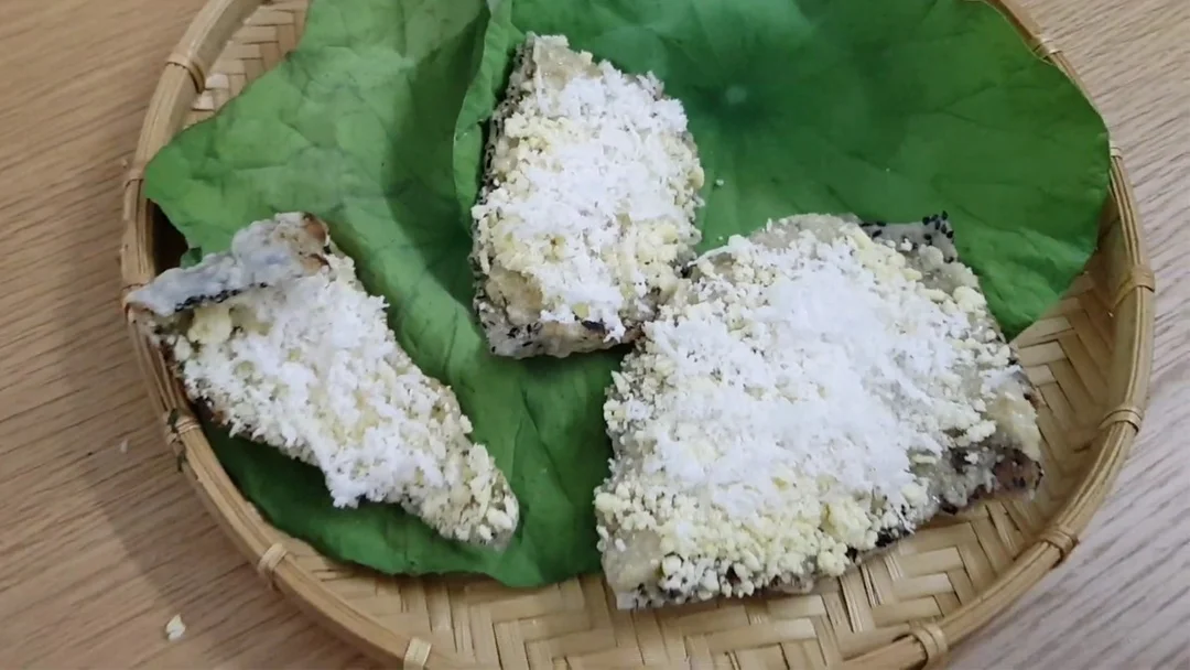 bánh đa kê hoàn thiện với lớp kê dẻo và đậu xanh bùi