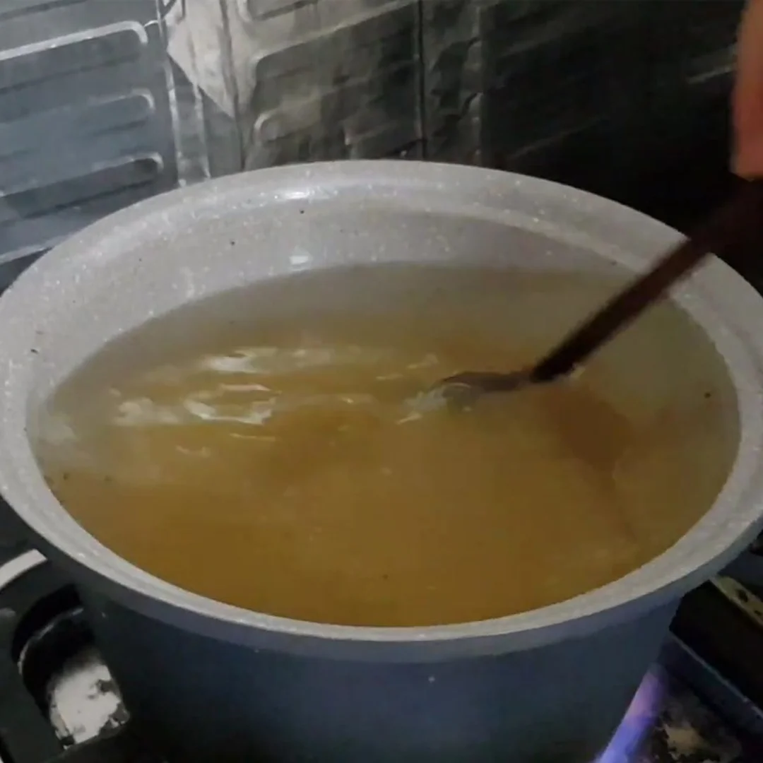 bánh đa kê khi nấu lớp kê trong nồi đạt độ sệt