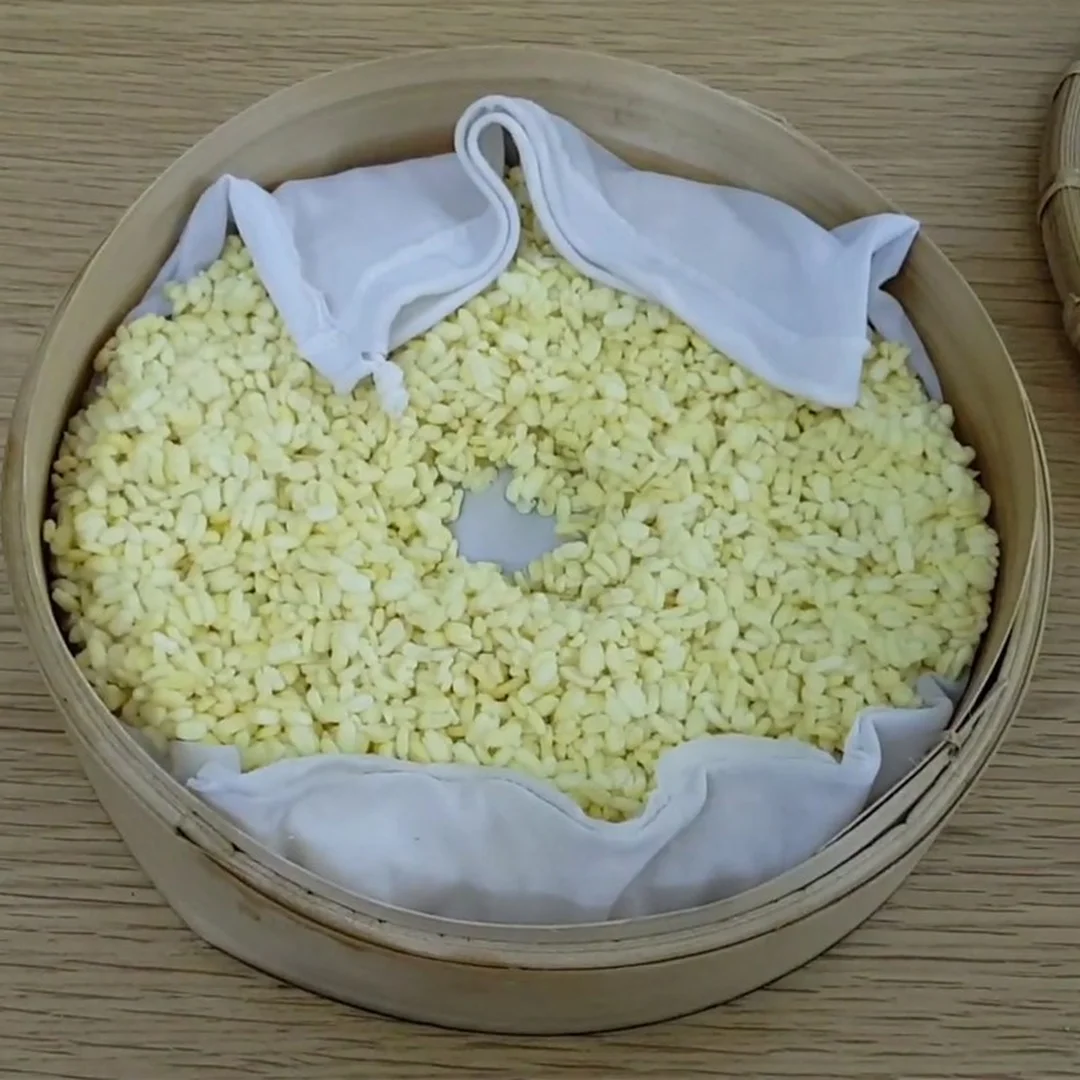 bánh đa kê với công đoạn giã đậu xanh để làm lớp phủ