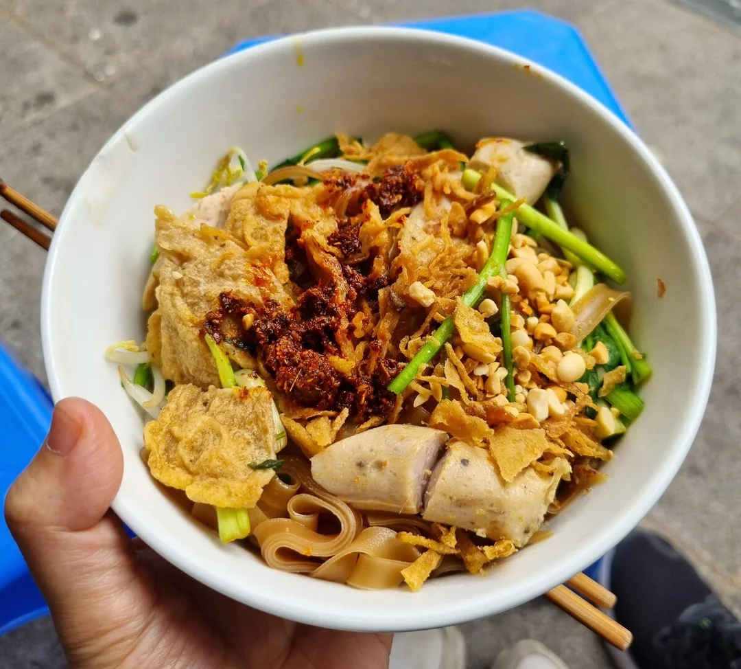 Bánh đa trộn lý thường kiệt nhiều topping với chả cá, rau và lạc rang