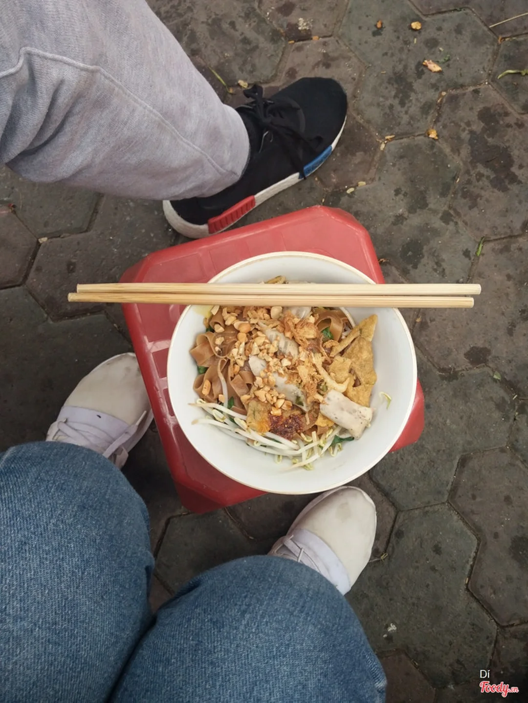 Bánh đa trộn lý thường kiệt với topping giò chả và rau chần