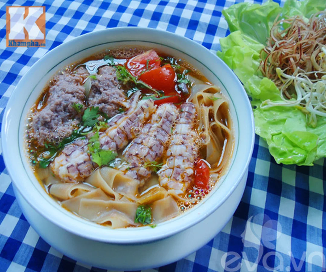 bát bánh đa bề bề hoàn chỉnh với thịt bề bề và rau thơm