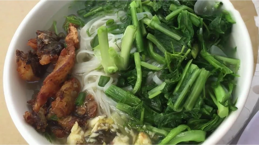 bát bánh đa cá rô với cá chiên giòn và rau cải
