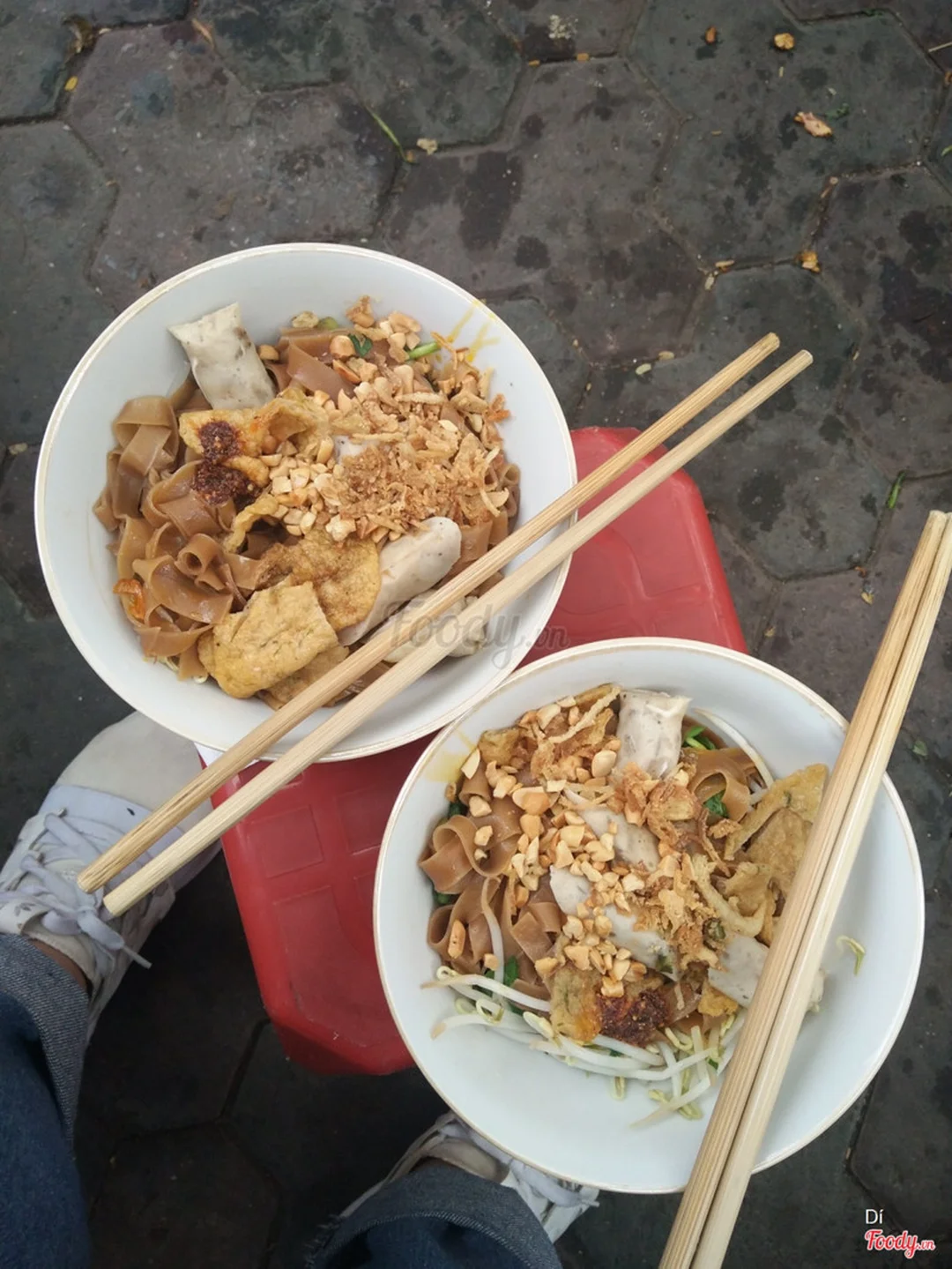 Bát bánh đa trộn lý thường kiệt nhìn từ trên với lạc rang và thịt bò