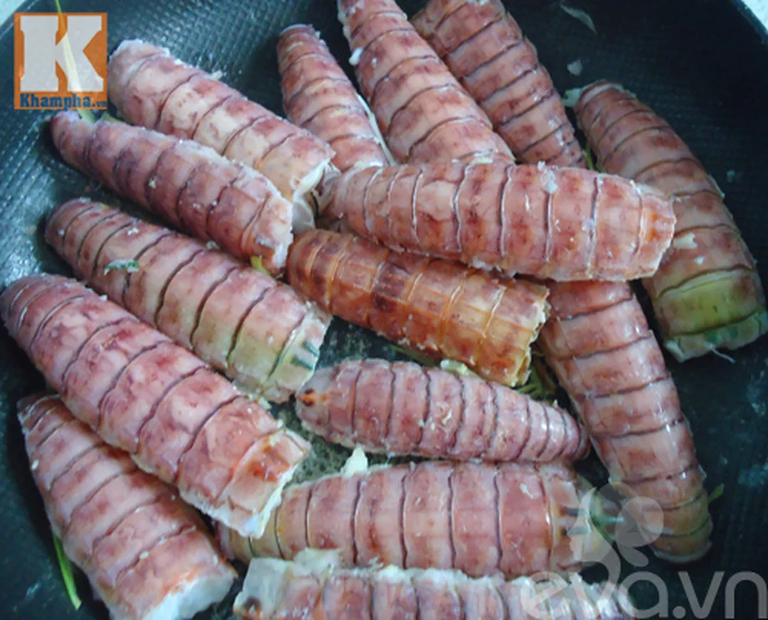 bề bề luộc chín để bóc thịt cho bánh đa bề bề