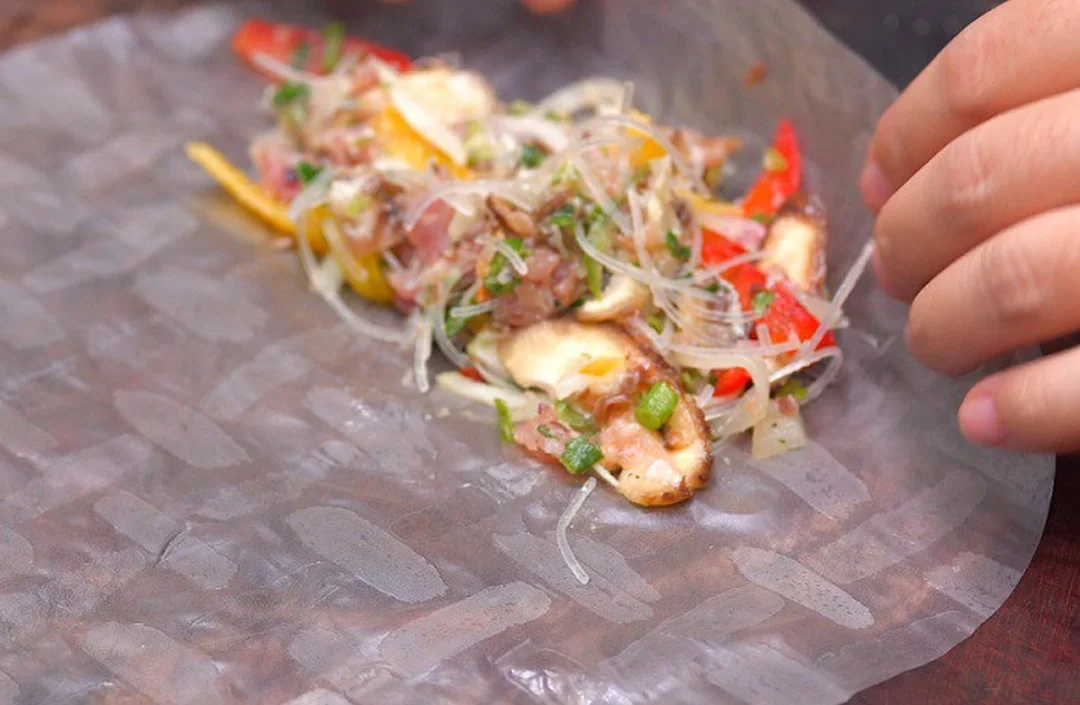 cách cuốn bánh đa nem trước khi rán