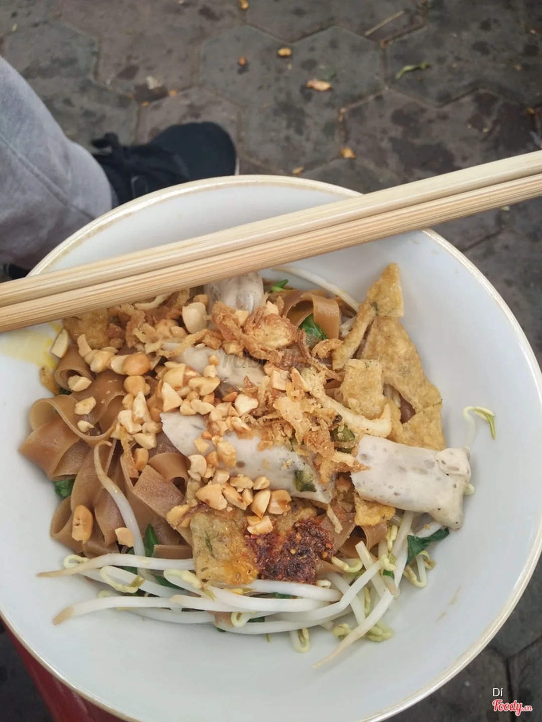 Hai bát bánh đa trộn lý thường kiệt trên ghế nhựa vỉa hè