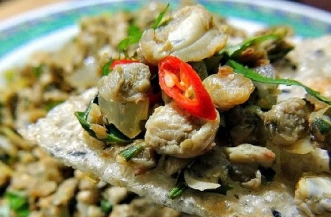 hến xào xúc bánh đa ăn kèm bánh đa giòn và rau thơm