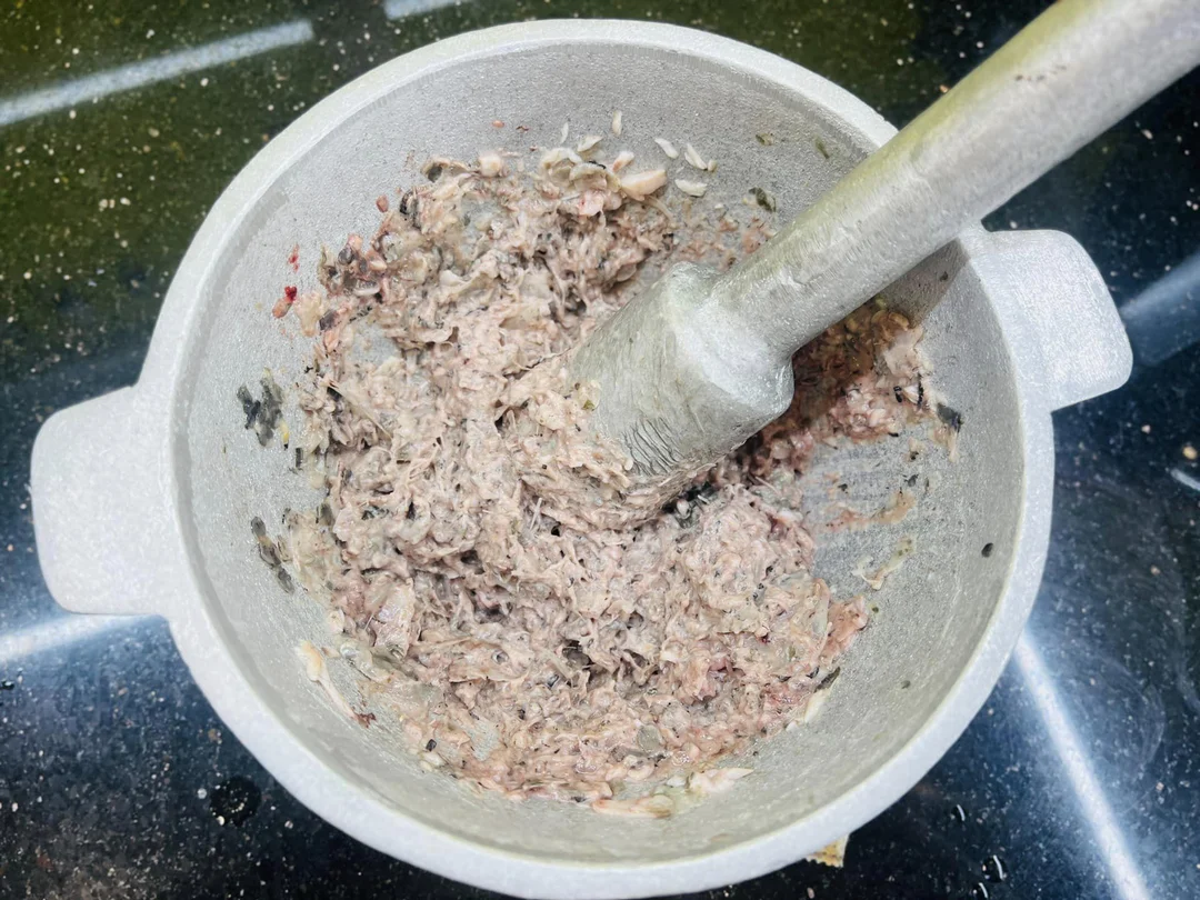 Lọc xương cá rô để làm nước dùng bánh đa cá rô đồng