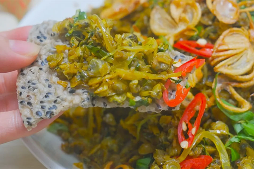 miếng bánh đa xúc hến xào rau răm trong món hến xúc bánh đa
