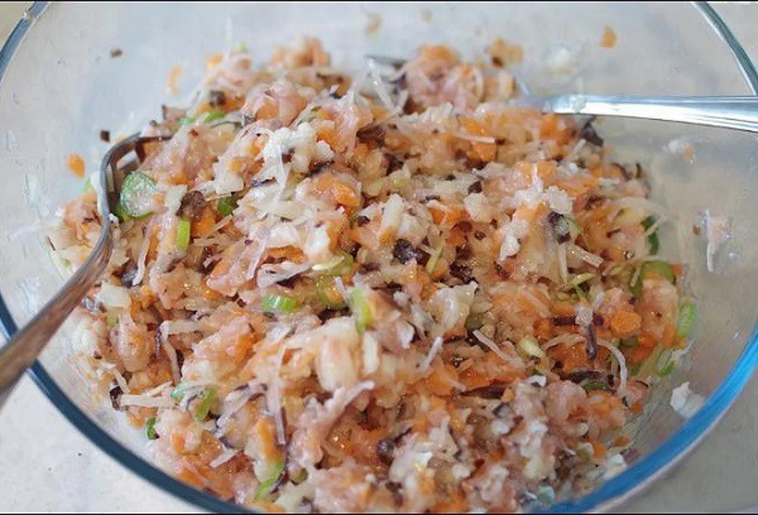 nhân bánh đa nem được trộn đều trước khi cuốn