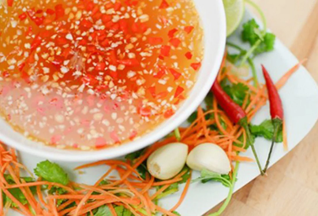 nước chấm ăn kèm bánh đa nem rán