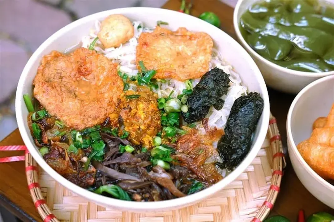 nước dùng bánh đa cua bà cụ trong và đậm vị