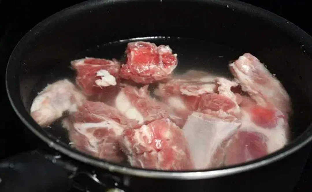 Sơ chế cua đồng và sườn cho bánh đa cua Hải Phòng