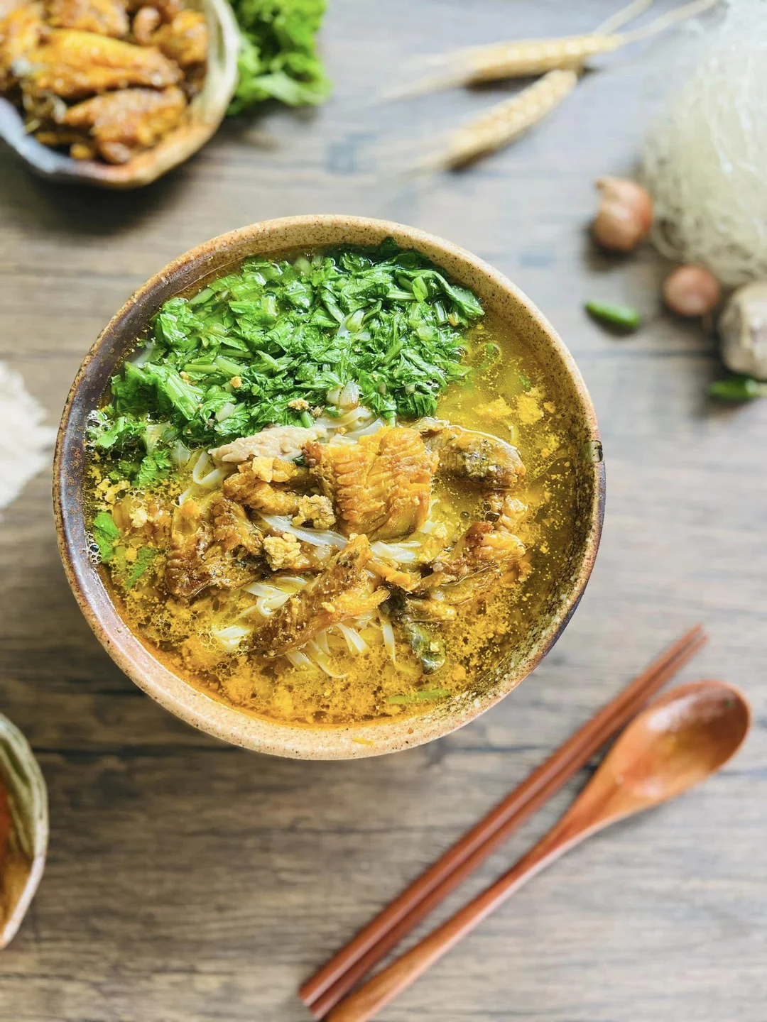 tô bánh đa cá rô với bánh đa trắng cá rim và rau xanh