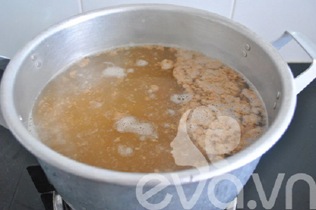 trụng bánh đa cua trước khi trộn