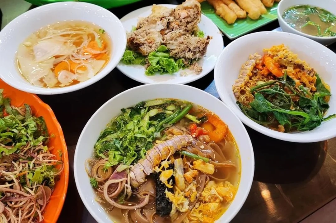 Tô bánh đa bà cụ thập cẩm tại Hải Phòng bánh đa bà cụ tô thập cẩm với nước dùng cua Hải Phòng