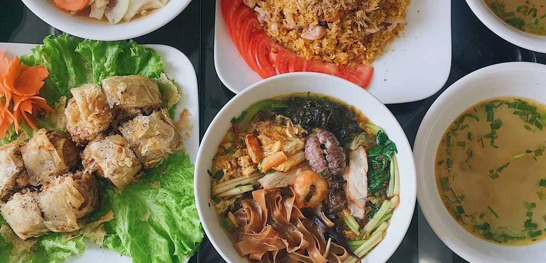 Không gian ăn bánh đa bà cụ ở Hải Phòng bánh đa bà cụ trong không gian quán ăn Hải Phòng