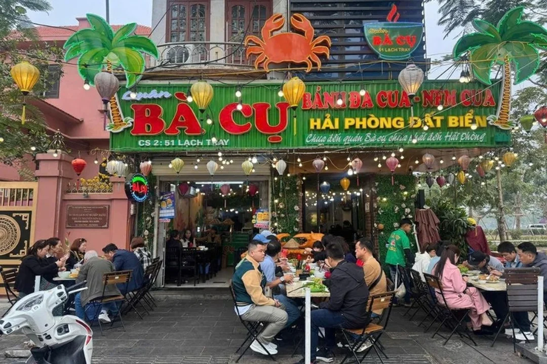 Bánh đa bà cụ với thịt cua bể và rau ăn kèm bánh đa bà cụ với thịt cua bể và rau xanh