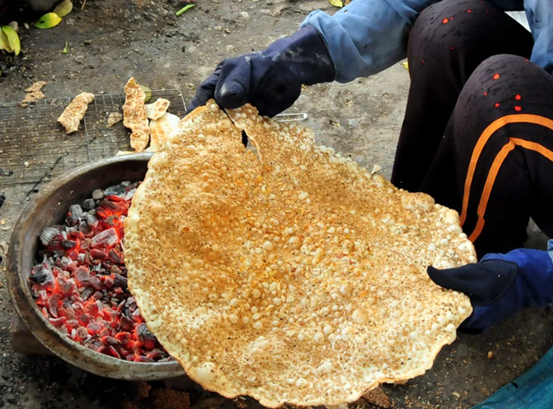 Bánh đa Bắc Giang nướng than hoa vàng đều bánh đa Bắc Giang nướng than hoa vàng đều