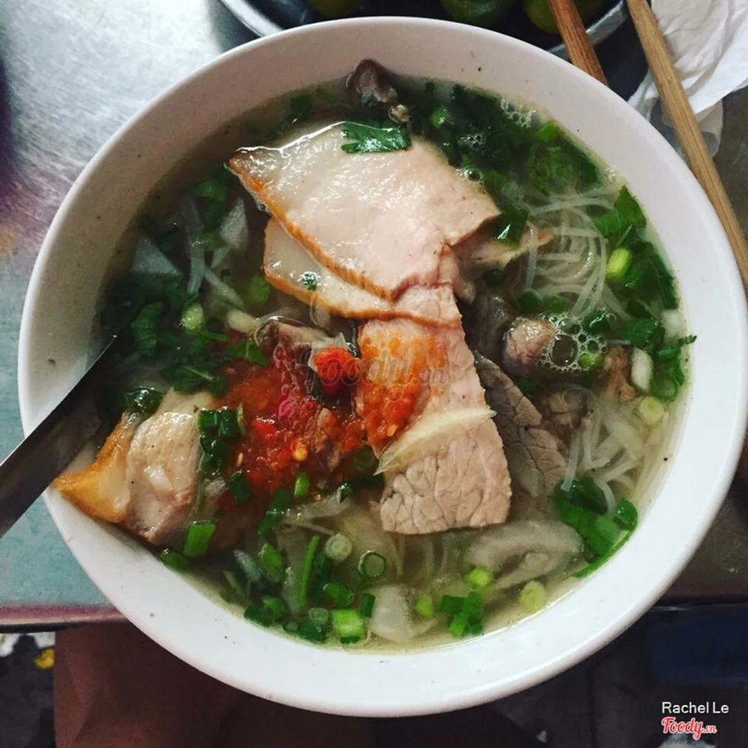Bánh đa bò nhừ hoàn chỉnh với rau và gia vị ăn kèm bánh đa bò nhừ hoàn chỉnh với rau và gia vị ăn kèm
