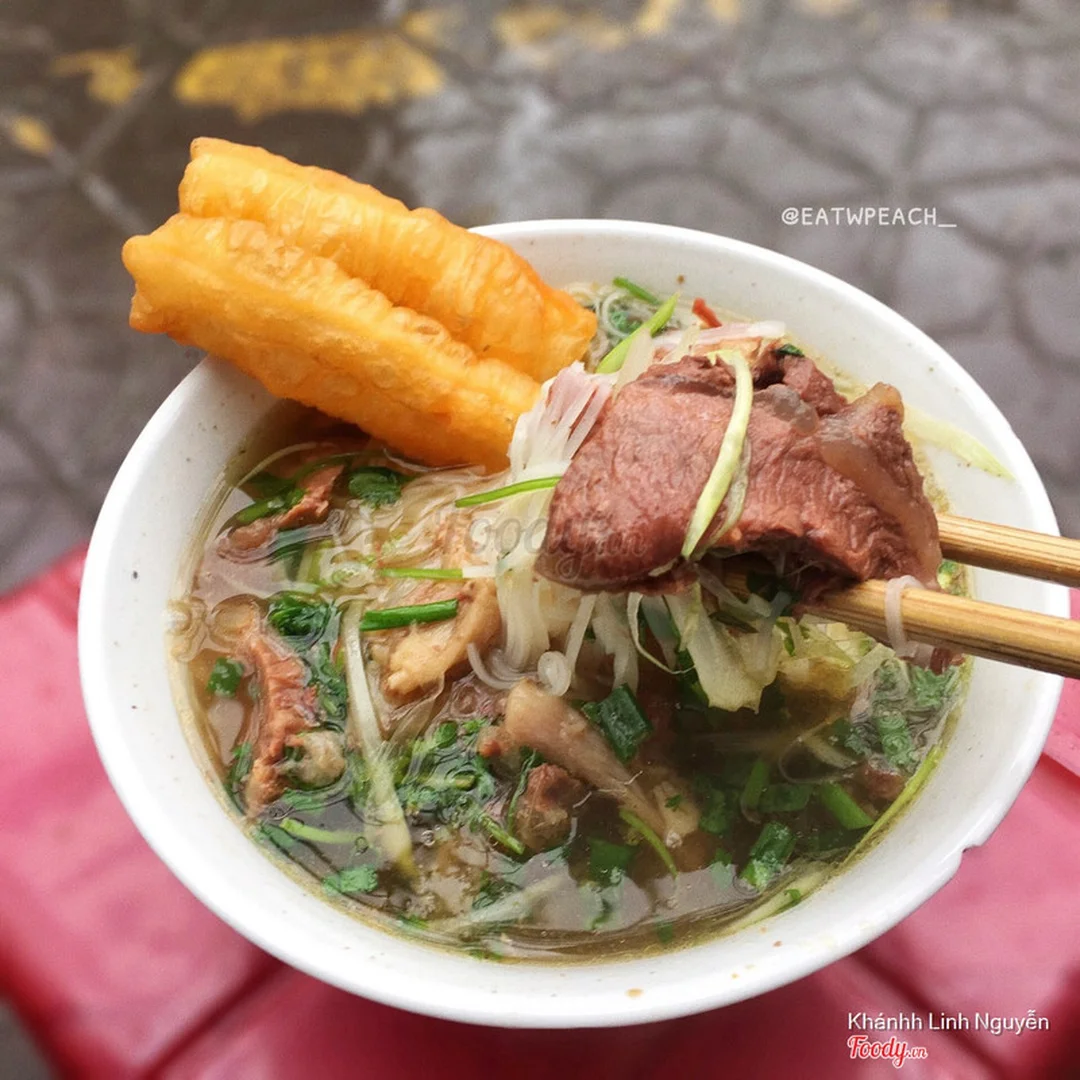 Bánh đa bò nhừ với topping nạm gân gầu mềm bánh đa bò nhừ với topping nạm gân gầu mềm