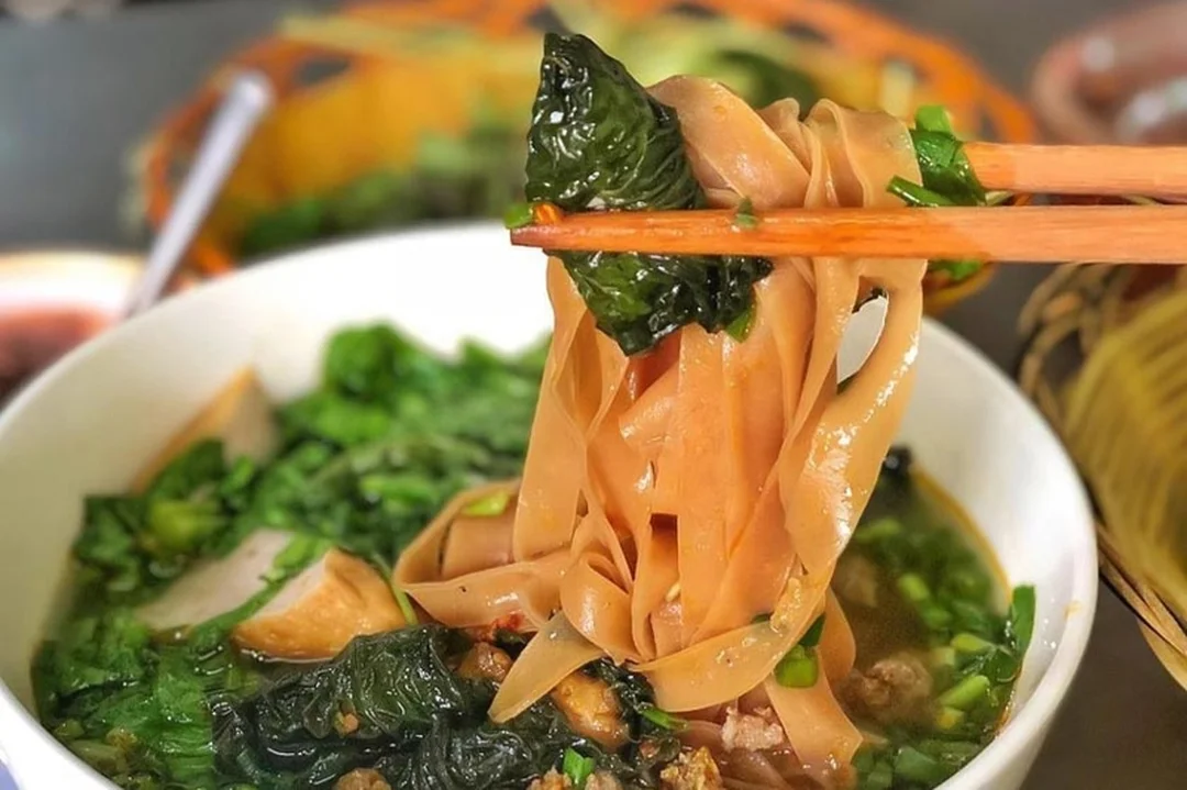 Bánh đa cá Hải Phòng ăn kèm rau và topping cá chiên bánh đa cá hải phòng ăn kèm rau và topping cá chiên