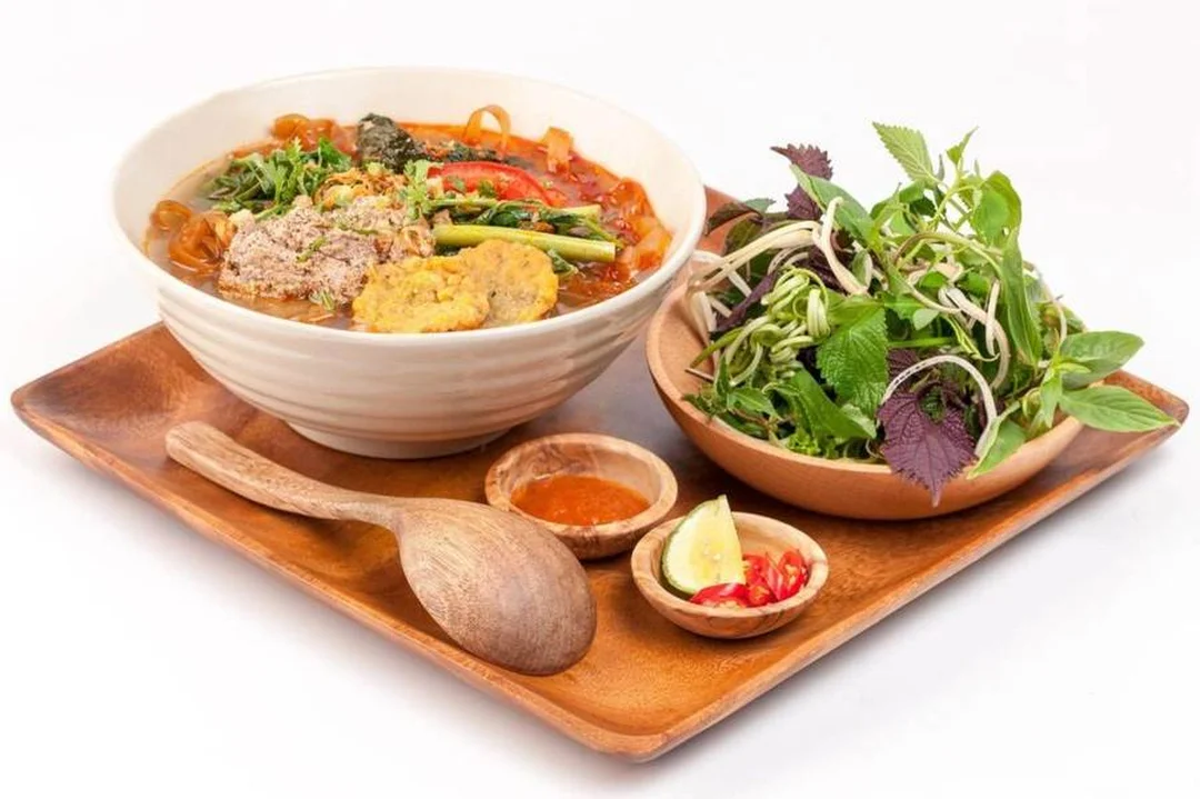 Tô bánh đa cá Hải Phòng đầy đủ topping bánh đa cá hải phòng trong tô lớn với topping đầy đặn