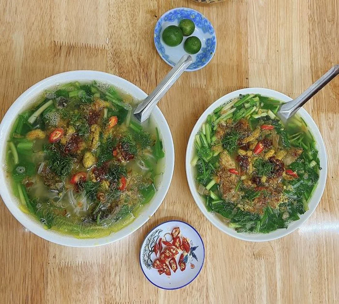 bánh đa cá rô đồng hà nội với cá chiên giòn và rau thì là