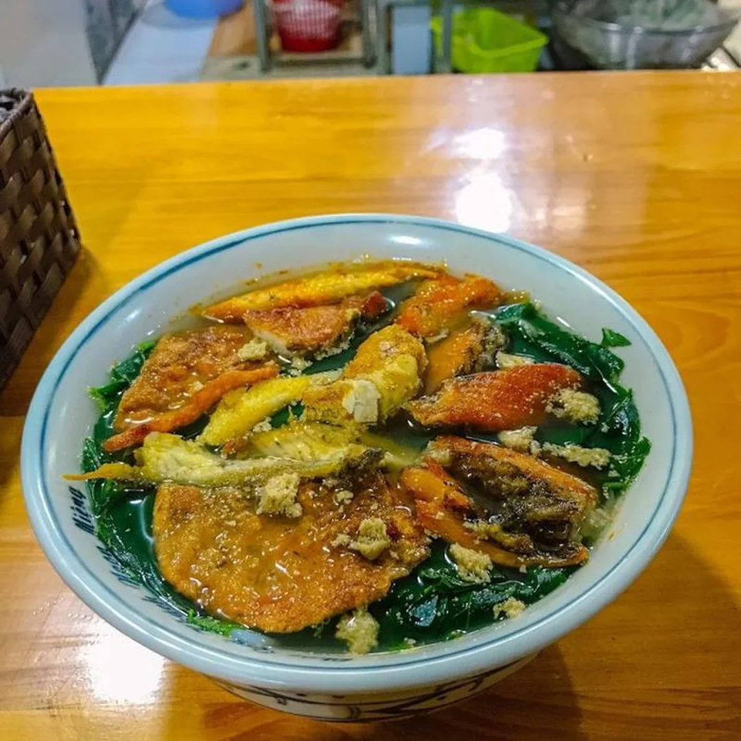 bánh đa cá rô đồng hà nội với nước dùng nóng và rau xanh