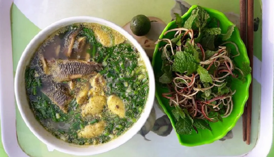 bánh đa cá rô hà nam đầy đặn trong tô nóng