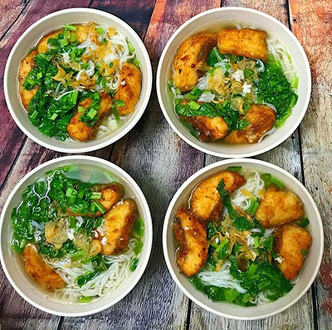 bánh đa cá rô hà nam với nước dùng nóng và rau cải