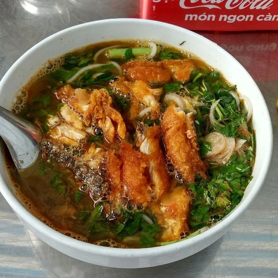 bánh đa cá rô thái bình với nước dùng trong và cá chiên