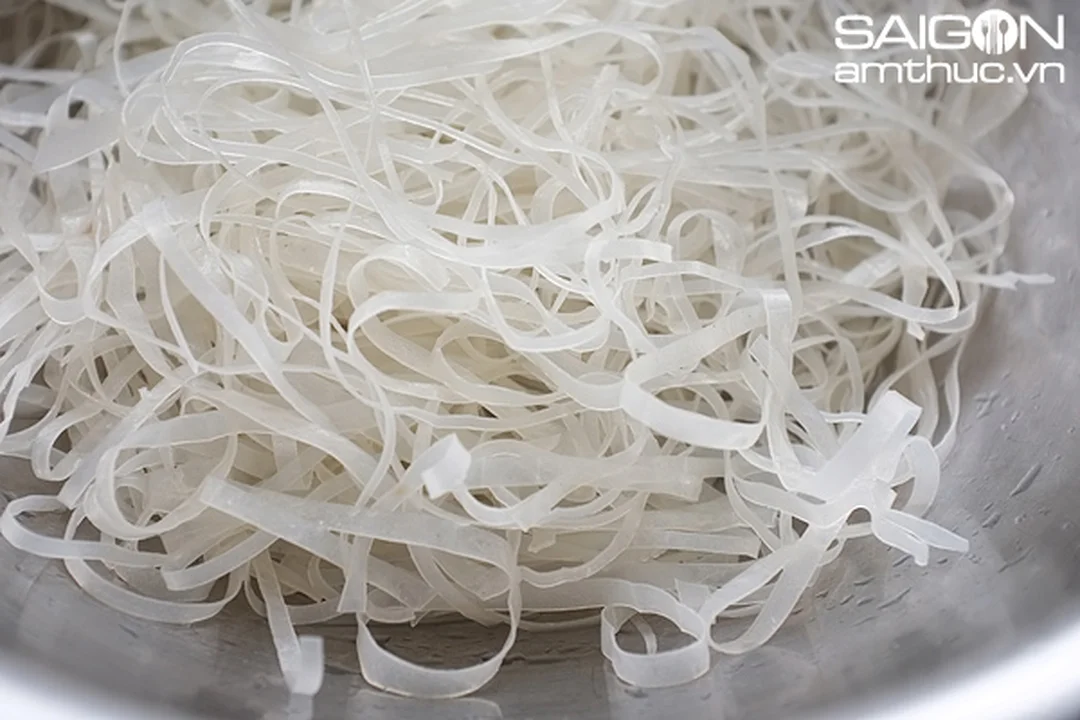 bánh đa cá rô thái bình với rau cải và cá rô đồng