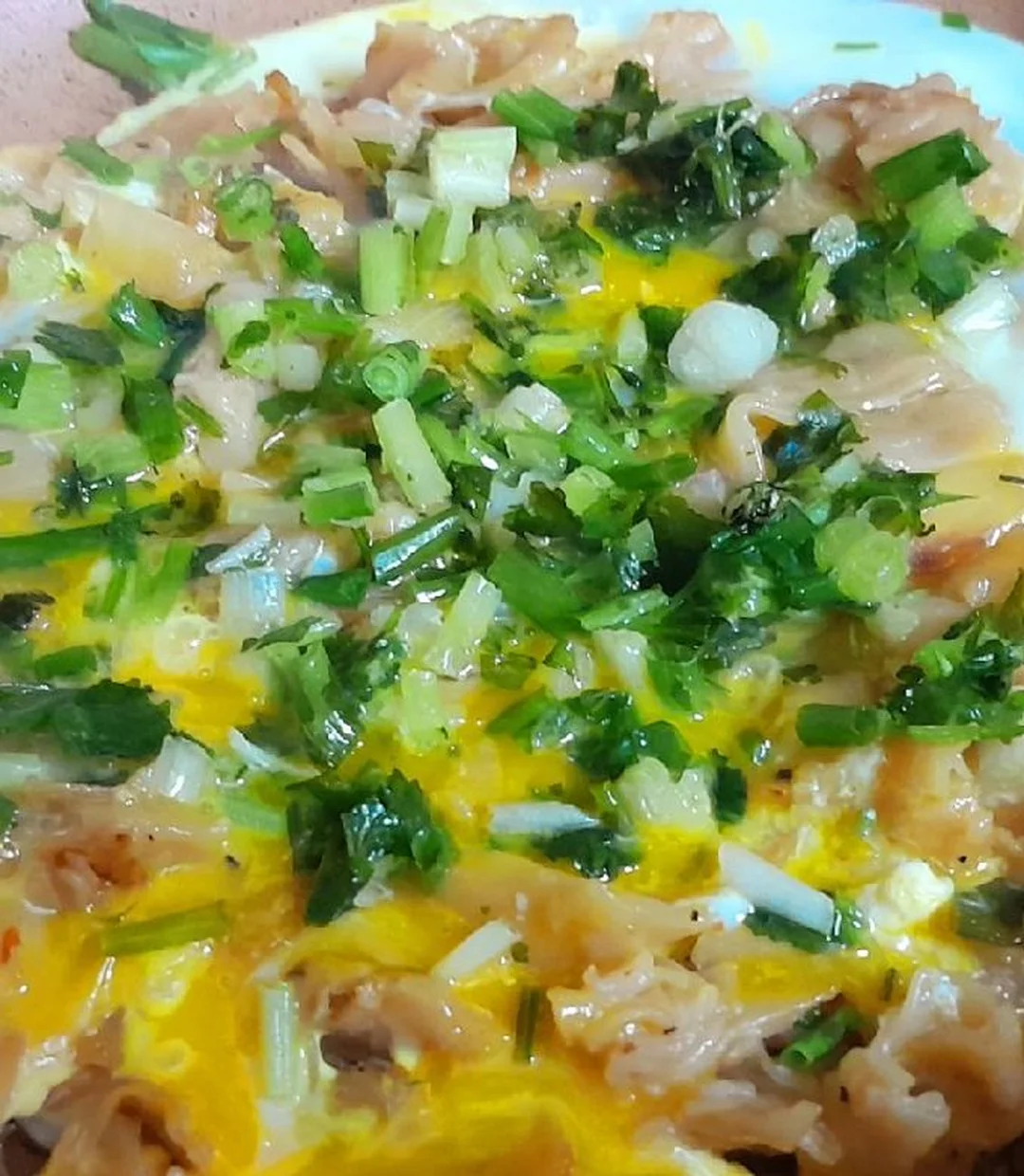 bánh đa chiên trứng dễ bị dai nếu phết trứng quá dày