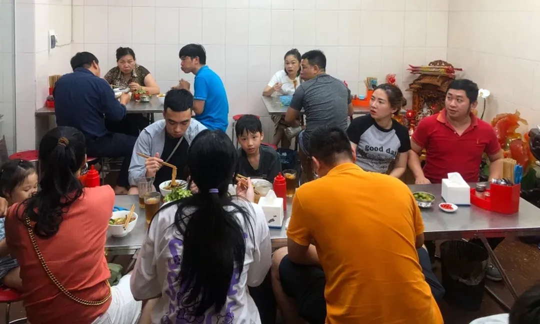bánh đa cua bề bề được chuẩn bị tại quầy với nhiều topping