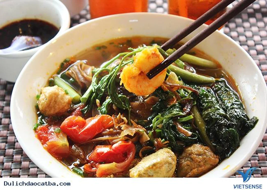 bánh đa cua cát bà phù hợp ăn sáng trước khi đi vịnh