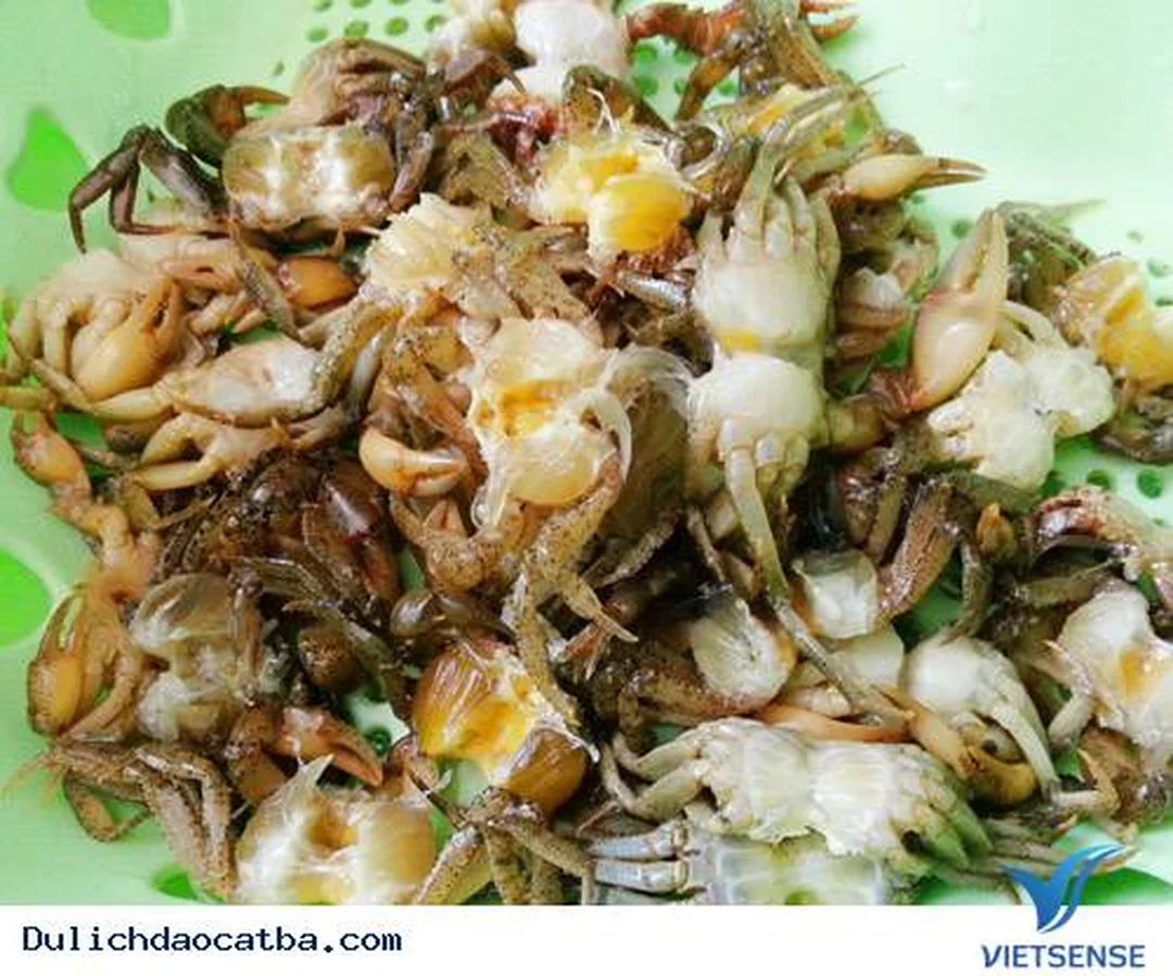 bánh đa cua cát bà với phần nước dùng cua và chả